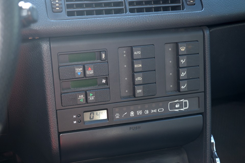 出っ張りのないスッキリした空調関係のパネルデザインは秀逸ですね。すべてが「押す」動作で統一されたスイッチ式で、分かりやすく操作もしやすい！