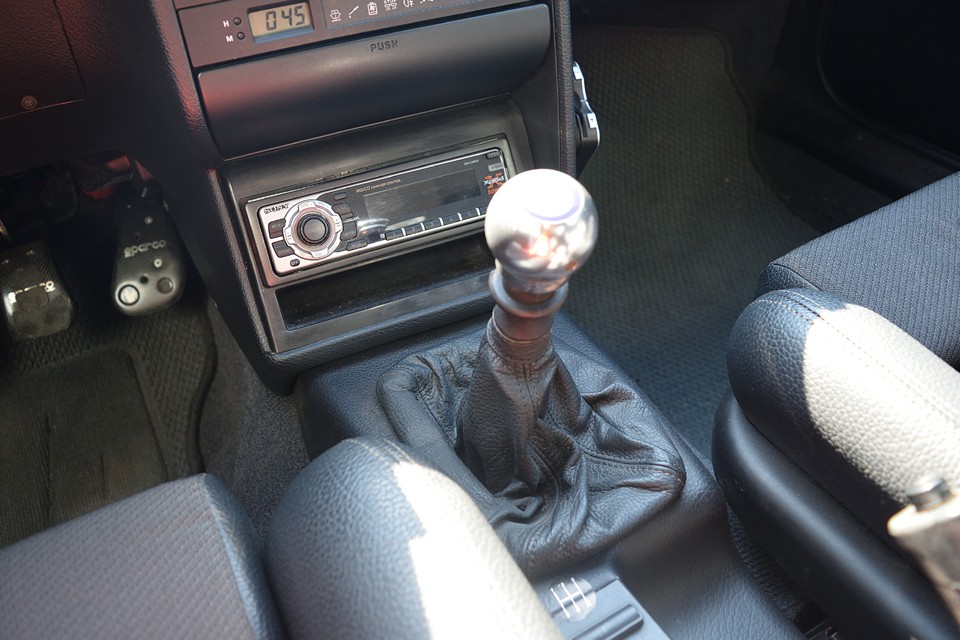 シフトノブは重量のあるアルファロゴ入りのメタル製が装着されています。適度な重さがアシストしてシフトフィールも向上！