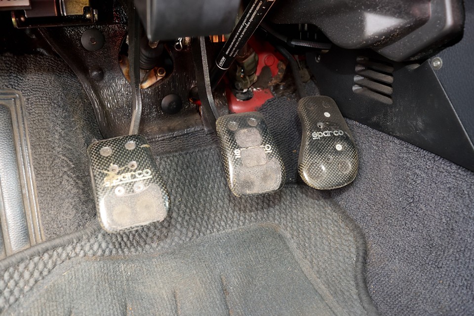 ペダルはSPARCO製。角の曲面が靴底の引っ掛かりをさせない造り。シンプルですが良く出来てます。