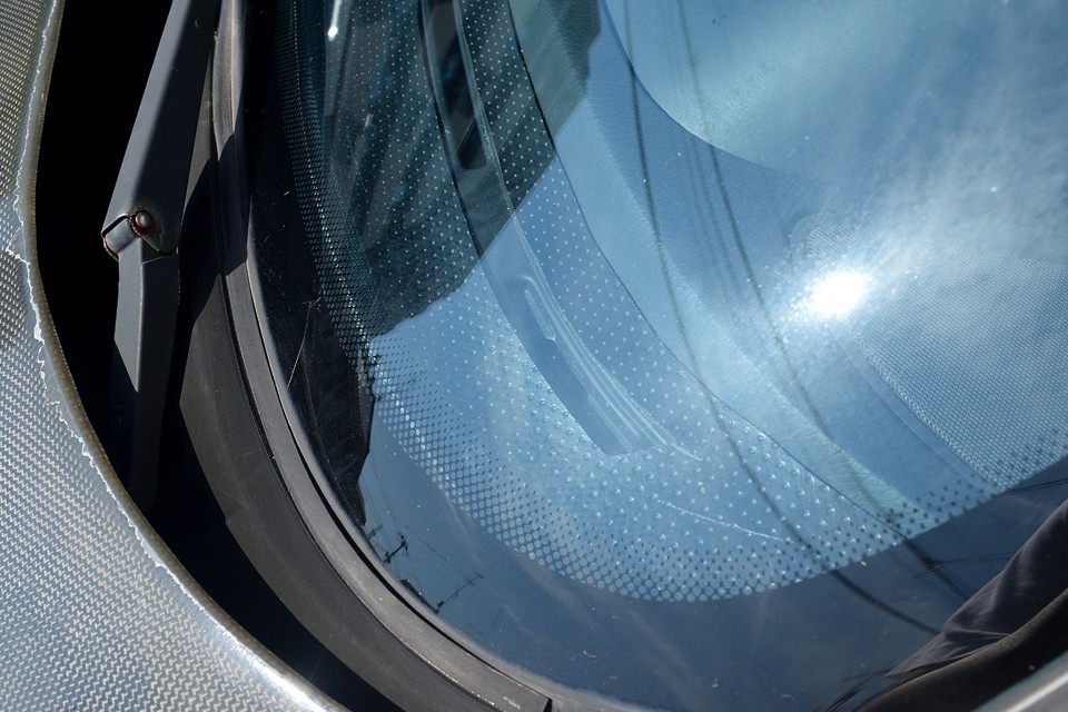 ダッシュパネル上面の吹き出し口のプラ部分は155の泣き所。ほぼ必ず割れが発生します。この個体も一部割れがありますが、私の造ったパンチングビニールレザー製のカバーを付けてあります。