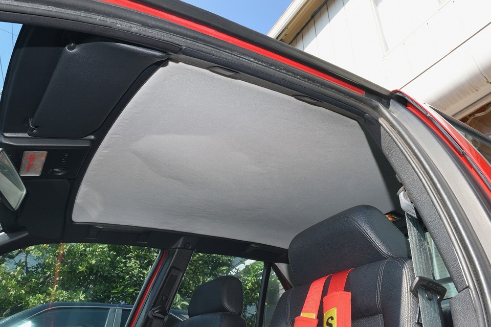 天張りはご覧の通り、一部剥がれが・・・垂れてはいないので運転に特に支障はないのですが、気になると言えば気になるでしょうか。