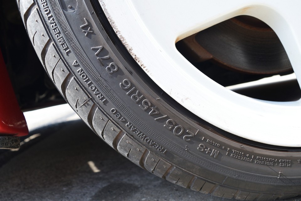 現在装着されているタイヤはNANKANGのNS-Ⅱでサイズはノーマルの205/45R16。