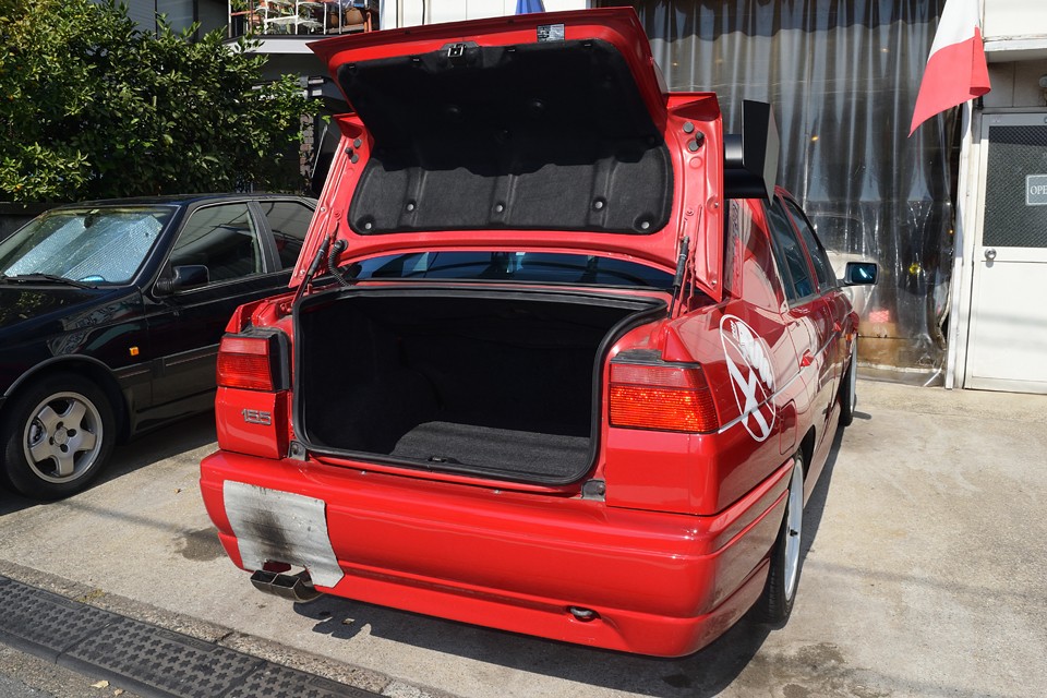 155はスポーツカーであると同時に優秀なセダンでもあるのです。ラゲッジスペースもご覧の通りタップリ！