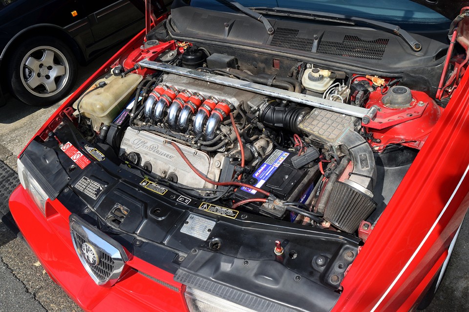 水冷Ｖ型6気筒SOHC、2492cc、最高出力163ps/5800rpm、最大トルク22.0kg・m/4500rpmを発生するアルファの至宝！走る喜びはスペックだけではないことを思い知らされるアルファが誇る、名器中の名器！
