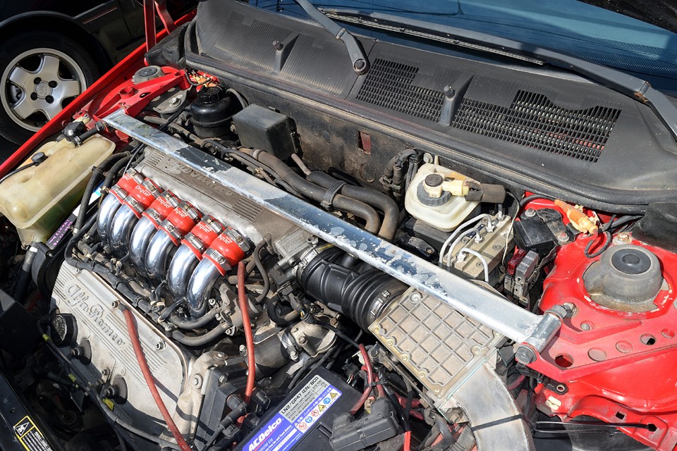 良かった～、ちゃんとタワーバー装着されていますね。よく見ると、エンジン下にも、リアボディ下にもアンダーバー装着！155は「ボディもサスペンションの一部」と言わんばかりに撓（しな）りますので、ユルユルボディ対策には必須のアイテム！ご覧のノンアジャスト（調整不可）タイプのタワーバーが取付出来なくなるほど歪むことも！