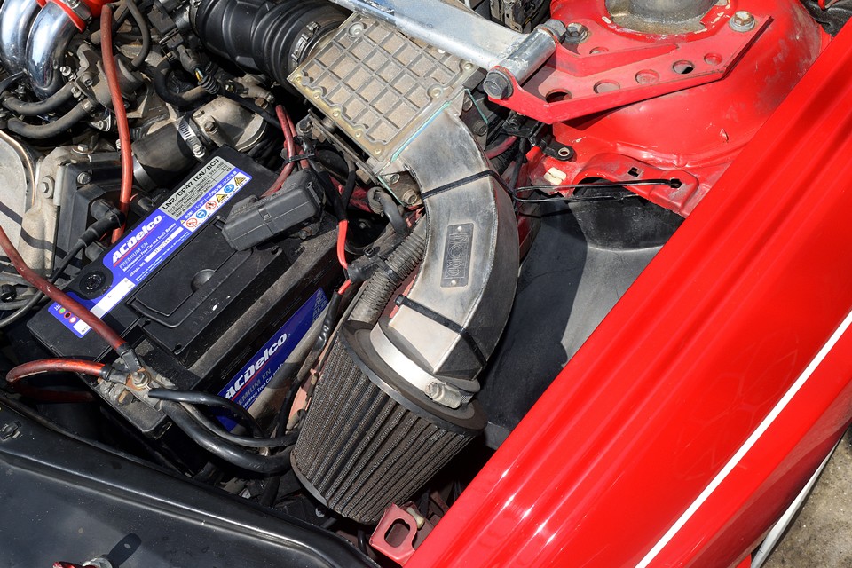 マフラーが特別ですから、もちろん吸気側も。頑丈で、とても凝った造りのフルチタン製のNORDダイレクトフィルターを装着。