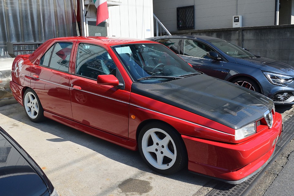 それではここでおさらい。1997年式アルファロメオ155 V6、250台限定車リミテッドで、特徴のホワイトサイドライン＆ホワイトアルファロゴ、ホワイトアルミホイール、ツェンダー製エアロを装着。