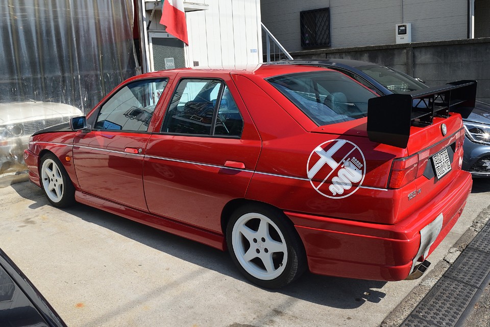 眼を引くフルカーボン製軽量ボンネットを装着し、更に94～95年のJTCC参戦車両を彷彿とさせる、ユニコルセ製可変アルミリアウイング、同じくユニコルセ製ステンレス155 D2マフラーを装着！