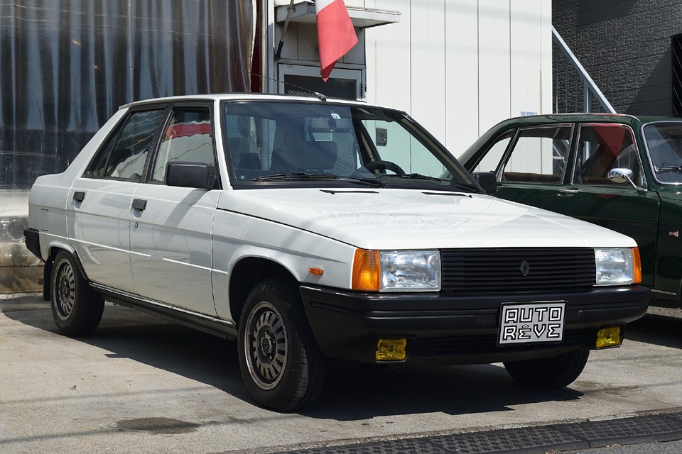 全くもって普通！国籍不明！シンプル過ぎ！これホントにルノー？！って思われるかもしれませんが、14の後継車で、4（キャトル）、5（サンク）譲りの横置きトーションバーサス！ってことは・・・。