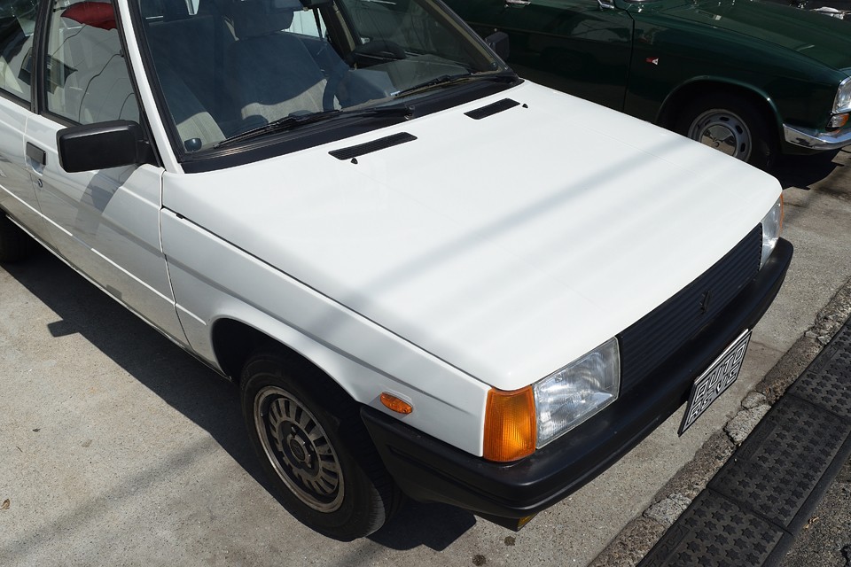 1987年式なのに、塗装といい、樹脂バンパーといい、レンズ類といい、この外装の良さ。コレどういうこと？逆に不安になるヤツ～（笑）