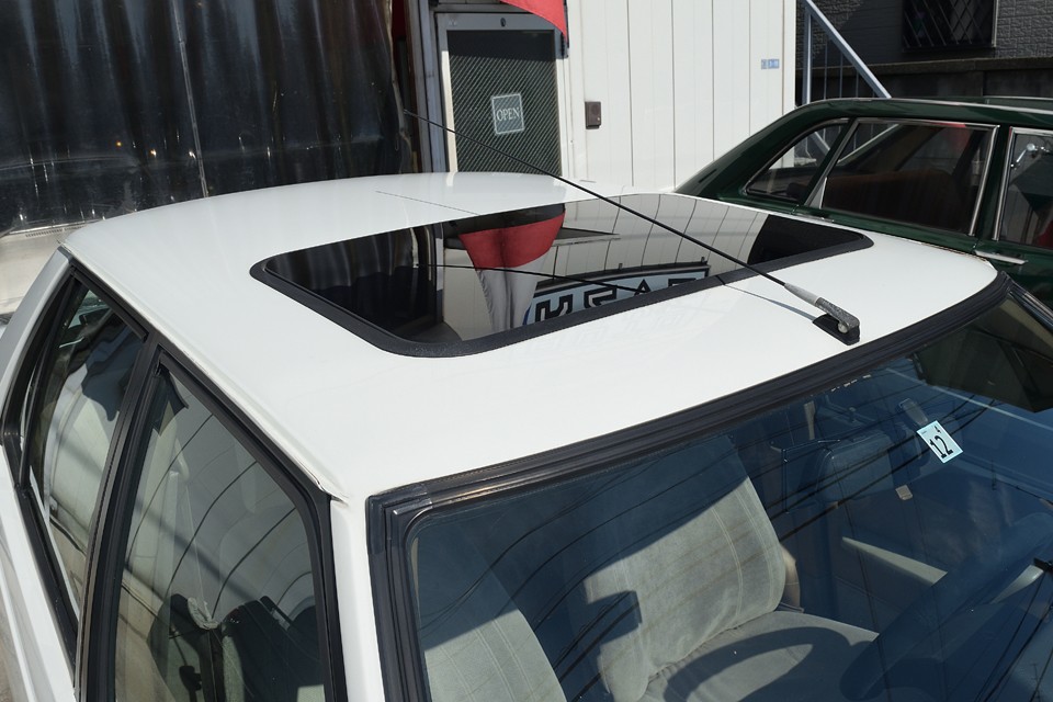 この時代のフランス車なのに電動サンルーフ付き！しかも、なっ、なんと可動！・・・でもなるべくならご使用は控えた方がよろしいかと（苦笑）