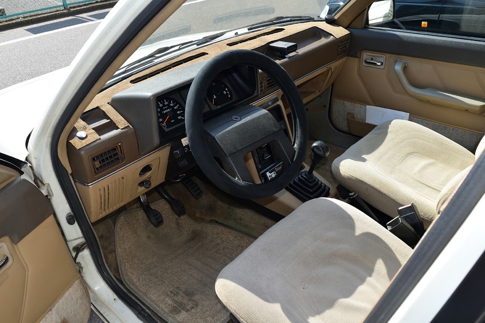 80年代樹脂部品の「脆弱さ」をタップリと感じられるインテリア？！（笑）しかし、色使いは秀逸！走る前から心地良さを感じられます。