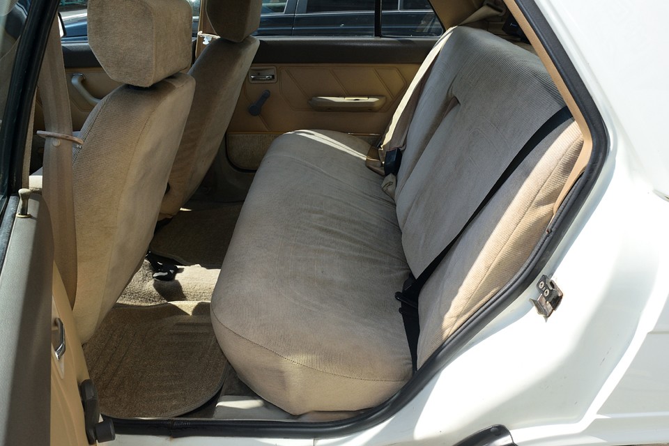 後席も汚れが目立ちますが、座り心地は前席にも増して◎！座面の厚さをご覧いただければご察しいただけるかと。