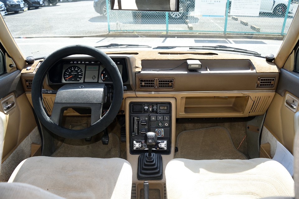 ボディ同様、スッキリ、シンプルなインパネですが、メーターへと視線を誘うハンドルコラムに、暖かみを感じる色や素材感、1カ所だけ使用された効果的なクロムパーツ・・・さすがです。