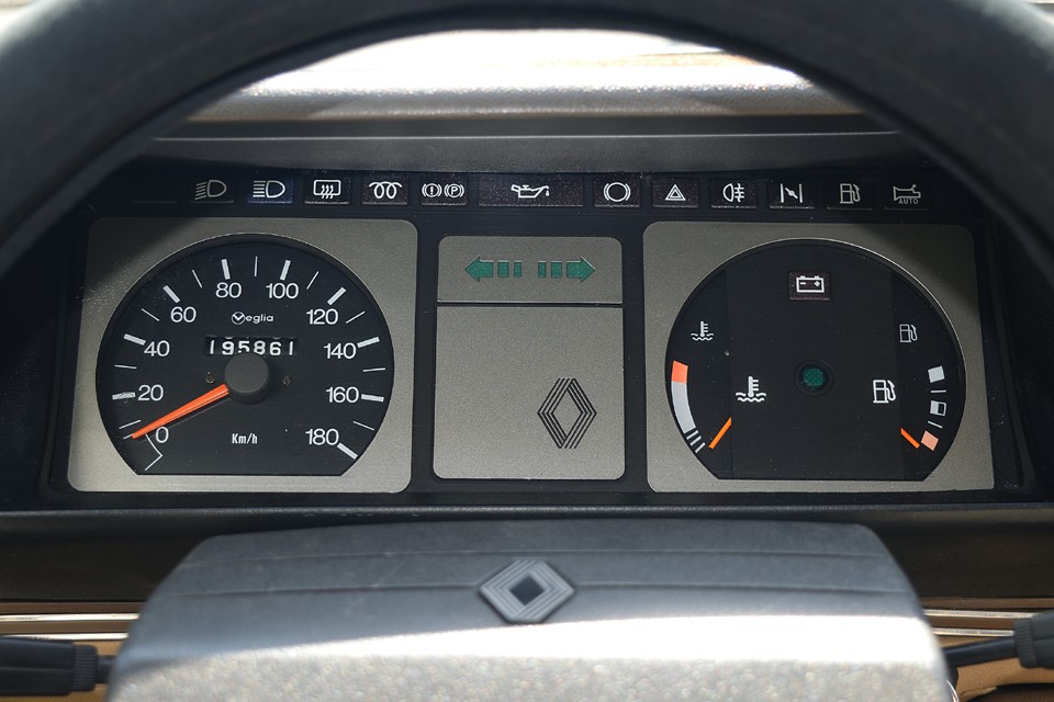 オドメーターは195,861kmの表示ですが、メーター修理（交換？）した形跡があるので不明とさせていただきました。ボディや各部機関の状態からはそれほどの距離ではなさそうです。