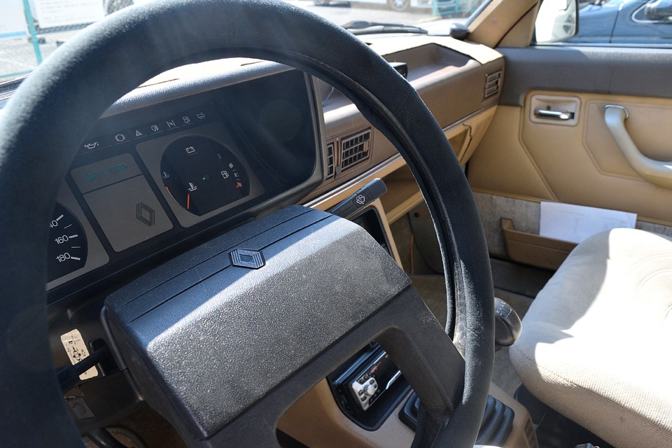 メーターからスロープのようにつながるハンドルセンターは見やすいと同時に、開放感のある独特の視界を演出！