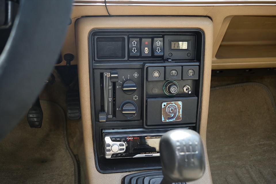 前席のみパワーウインドウです。クーラーは装備はされていますが、長年使用されておらずコンプレッサーベルトも外されています。それなりの修理をすれば復活出来ると思いますが、現在のバランスの良さを考えると、無理に使用にこだわらない方が良さそうです。