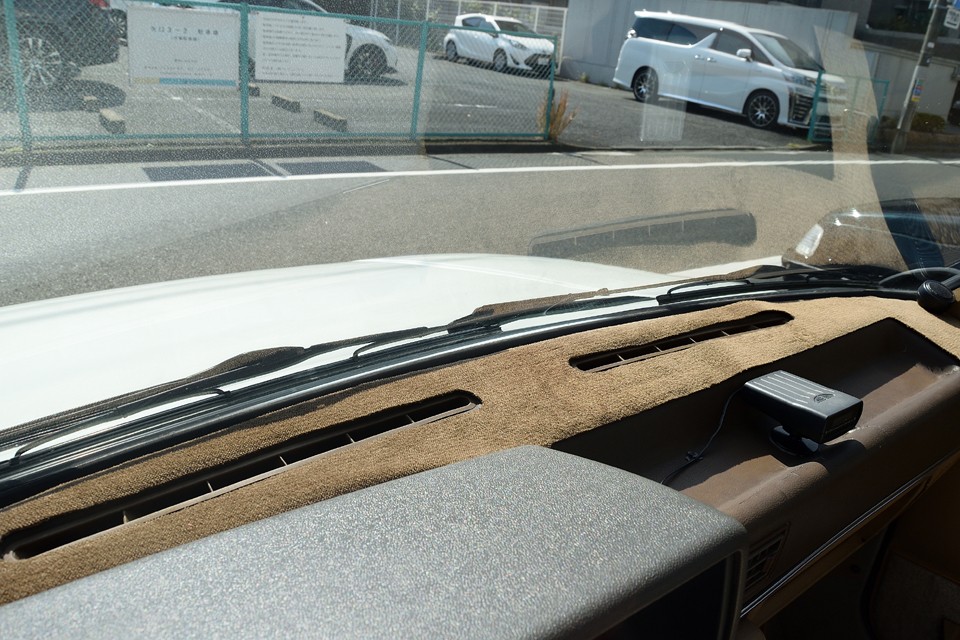 ダッシュパネルの保護用というかヒビ割れ隠しに、その昔、私が手作りしたカバーですが、我ながら良い出来！