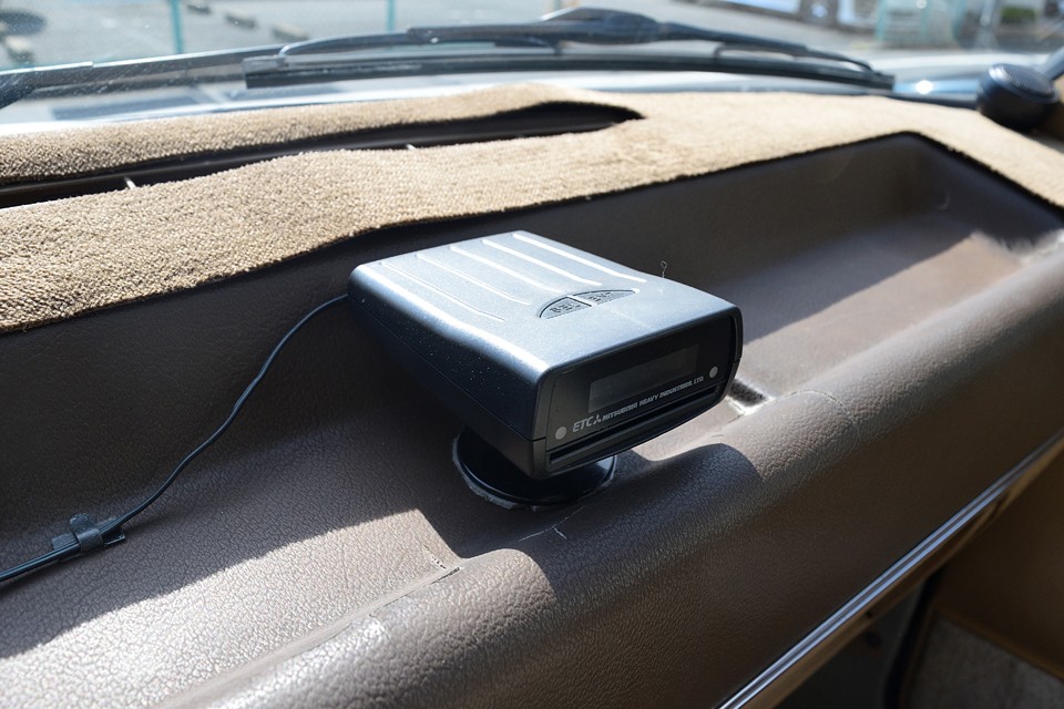 ETCも今やレトロに見える据置型を装備。この感じがこの時代のクルマには、むしろピッタリ！