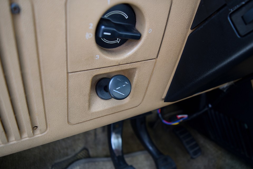 キャブ車ですのでチョークがあります。操作は学ぶ必要がありますし、走り出すまでの暖機運転には時間が掛かります。『そんなの面倒くさい！』と言う方は、もう少し新し目のおクルマをおススメします。