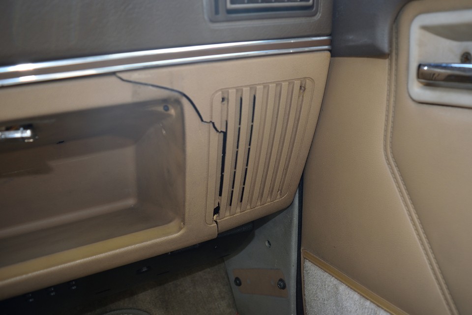 前述の通り、80年代樹脂部品の「脆弱さ」が垣間見えるダッシュパネルの割れ。割ったわけではなく、割れてしまったパネルなのです（涙）