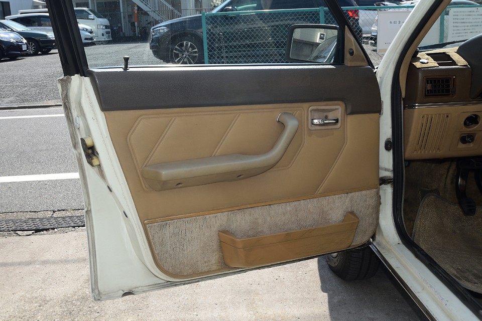 内張りは全体的に汚れが目立ちます。ドア下部やフロアに貼られたケバケバ素材のおかげで若干のノイズ対策にもなっているようです。