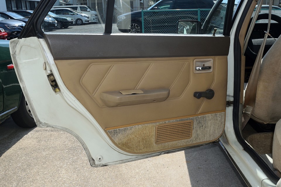 リアドアはケバケバ素材も少し剥がれ気味・・・その昔、おじいちゃんちの砂壁がこんな感じでした（苦笑）