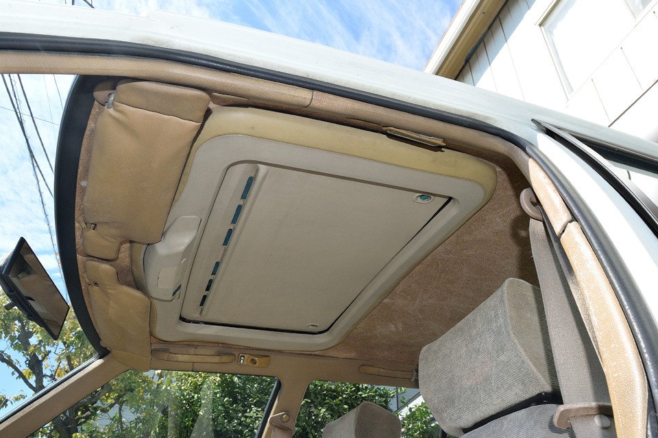 天張りも目立つ汚れやタレはありませんが、全体的な薄い汚れ、サンバイザーのフニャフニャ等、経年を感じさせる状態です。