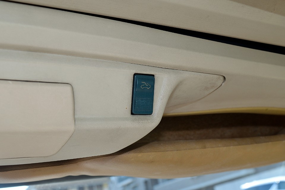 このスイッチでサンルーフ開閉出来ますが、くれぐれも「ここ一番！」という時だけにされた方が・・・（苦笑）