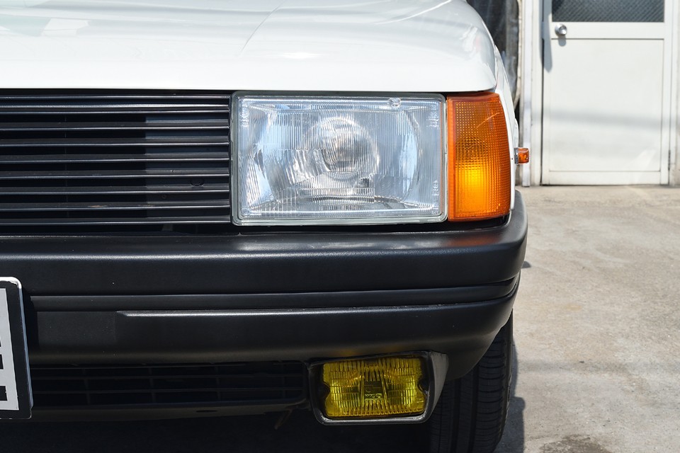 ヘッドライトは先日、新品交換したばかりなのでピッカピカの真新しい状態！そうなんです、新品あるんです！