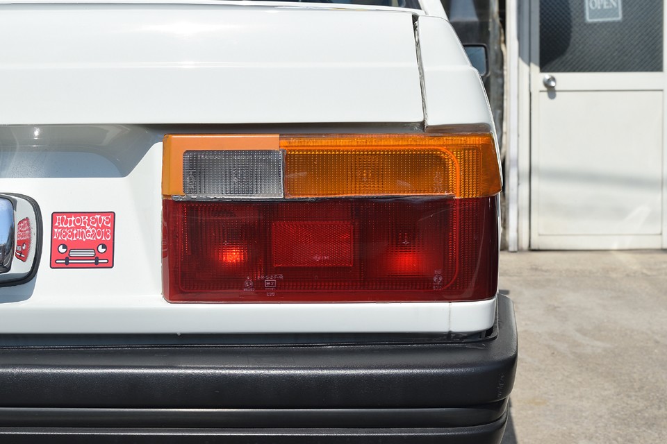 リアレンズは目立つ色褪せや損傷は無い状態ですが、それなりに経年劣化はあるので、入手出来るうちに確保しておいた方が良いかもしれませんね。