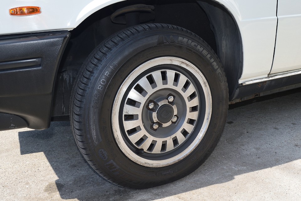 貴重な純正アルミも健在！キズはそれなりにありますが、何より純正なので・・・。