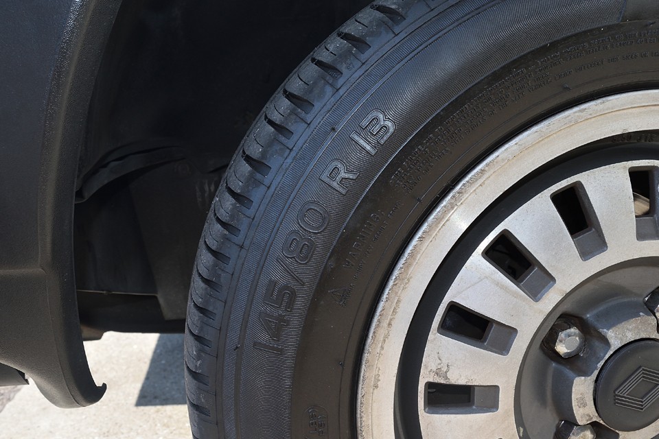 タイヤサイズは145/80R13。現在はミシュランを装着。安心の国産タイヤでも3000円台から選べる、とてもリーズナブルなサイズ！実用車はやはりこうでないとね。