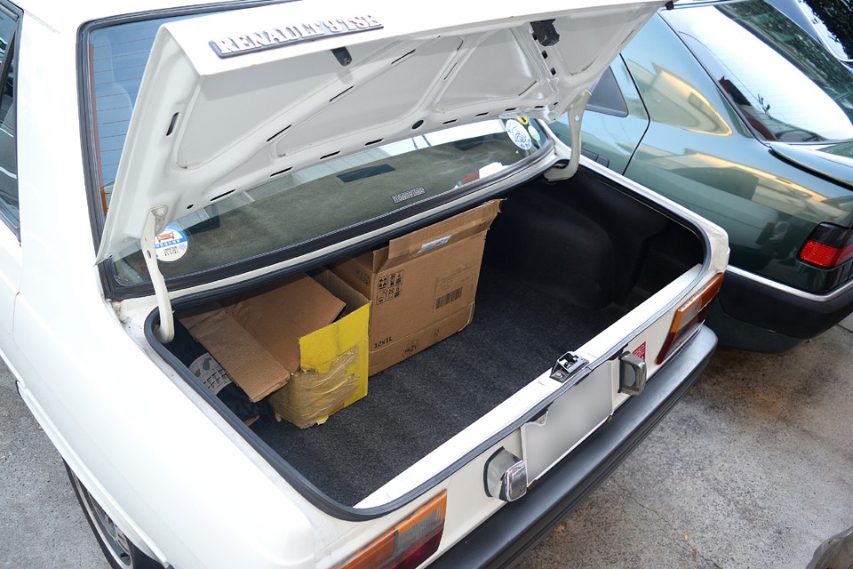 セダンですからトランクスペースはタップリ！トランクリッドも軽く、両サイドまで目いっぱい開閉するので荷物の積み下ろしはしやすいです。