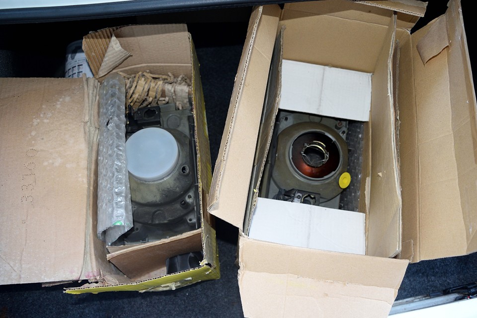 先日交換した元のヘッドライトユニットも念のためとってあります。レンズがガラス製なので、飛び石で割れたりして急な交換が必要になることもあるかもしれませんので・・・。