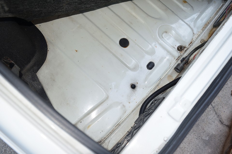 トランクカーペット下の状態です。ご覧の通り、サビの心配は要らないボディ状態です。