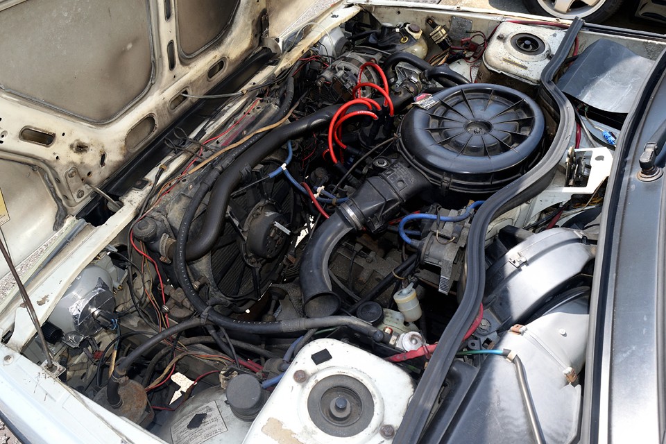 水冷横置4気筒、OHV、1397cc、最大出力72ps/5750rpm、最大トルク10.81kgf・m/3000rpm。シュペールサンクとも共用の1.4L、OHVエンジンは典型的なトルク型エンジン！クセがなく、操作もしやすいのでクルマの性格にピッタリ！