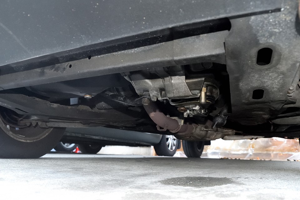 エンジン下面。旧車に有りがちなオイルにじみはどうしてもありますが、許容範囲だと思います。