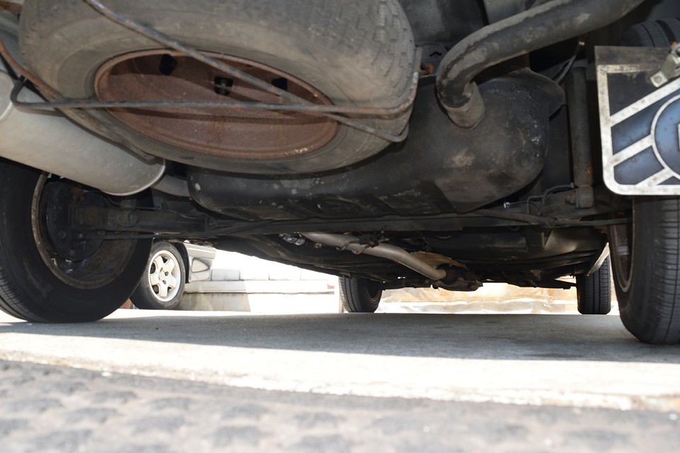 リア下面。酷いサビは無いのがお分かりいただけると思います。中間パイプ～マフラーエンドが比較的新しいのは安心ですね。