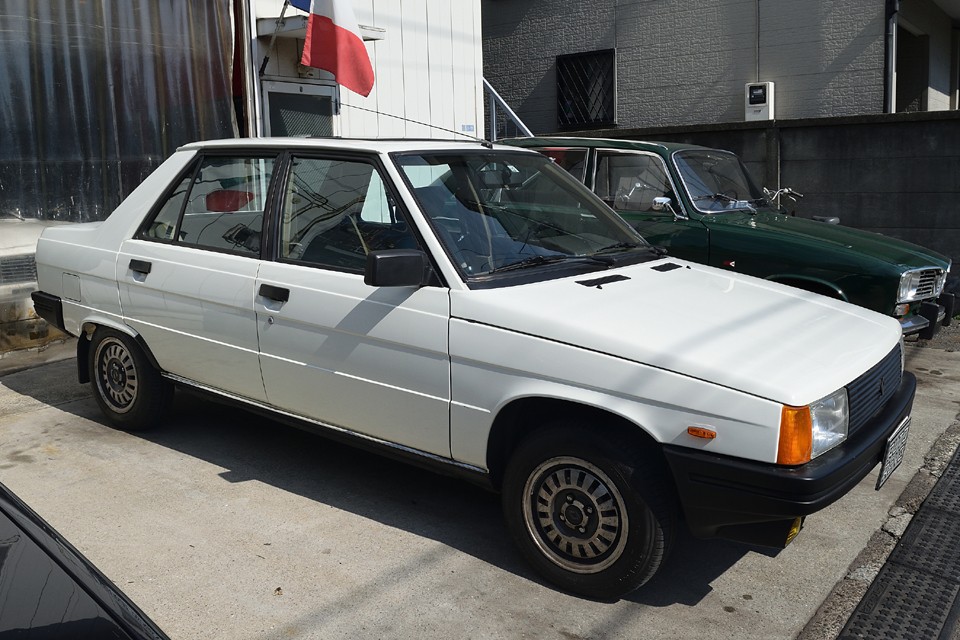 この角度からだと、日産トラッドサニー？と錯覚してしてしまいがちですが、あながち全く違う存在とも言い切れないかもしれませんね。それは・・・。