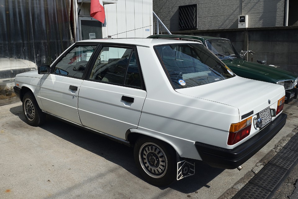 日常の足としての実用車を突き詰めた結果、奇しくも日本とフランスで同時代に似たクルマが生まれた事実は、その時代が求めた結果とも言えるわけで・・・。