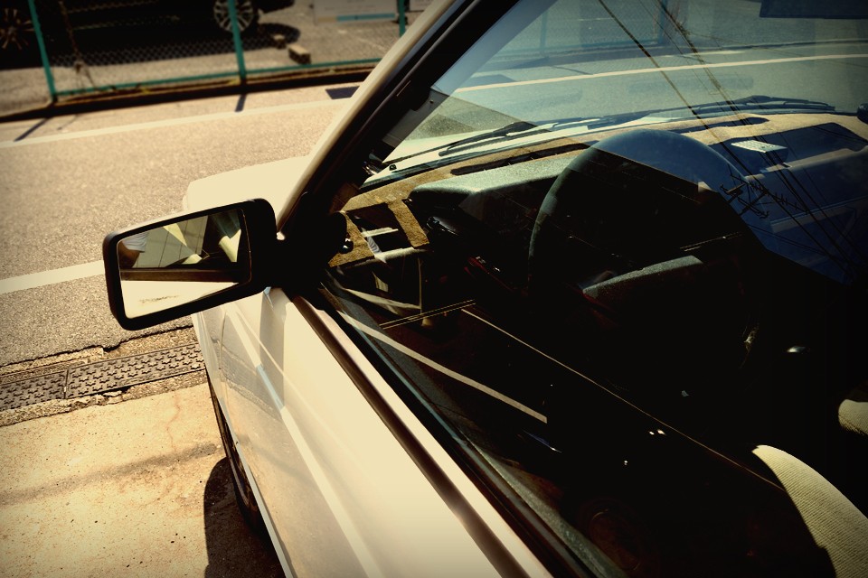 欧州にて空前の大ヒットしたルノー5（サンク）の後に、その上位モデルとして発売されたルノー９（ヌフ）は、言わばサンクのセダン版とも言えるモデル。ということは・・・。