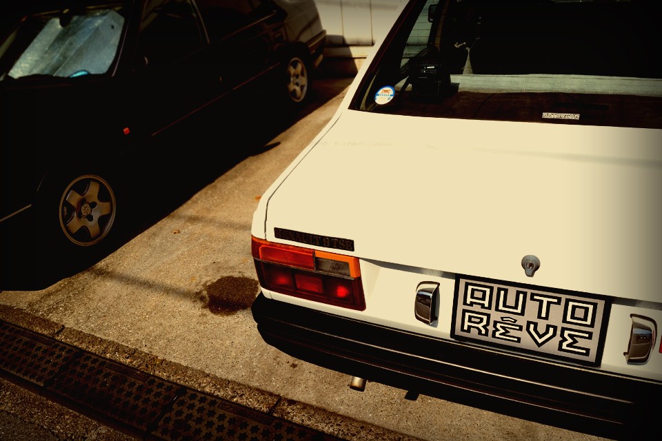 見過ごしてしまいそうなシンプルさの中に、実際に乗らないとわからない濃厚なルノーらしさがタップリと詰まったモデルなわけで・・・。