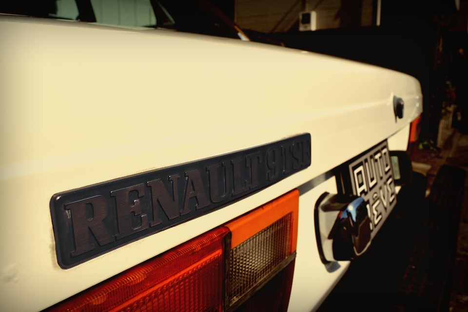 この外観ゆえ、世間体やブランドイメージとかつまらない事を気にすることなく、このクルマが持つ当時のクルマ造りの思想やルノーが導き出したサンクへの回答を・・・。