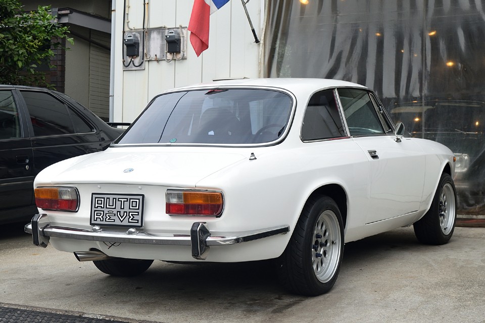 本車両、過去にボディーワークが施されていて、大敵のサビとは無縁の状態です。それをサーキット走行にも耐えるストラダーレ的な仕様に仕立てた個体。熱い熱いアルファ魂をお持ちの方ならきっとご納得いただける仕様かと・・・。