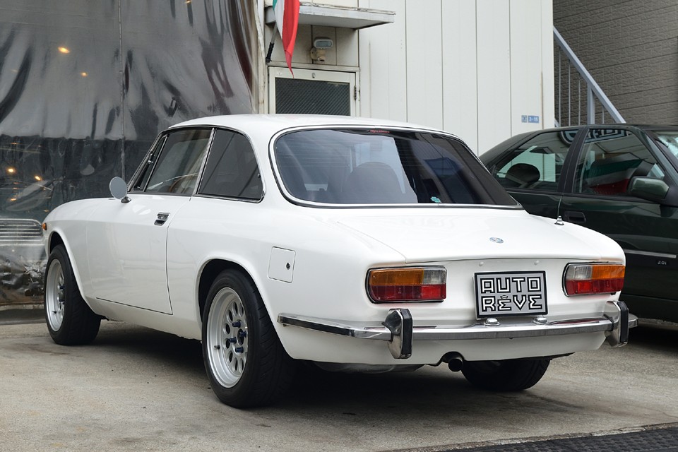 「飾り物」ではない個体なのでもちろん細部に劣化はありますが、こういったレーシーな仕様のものの中ではかなりの美車！ちなみに本車両は希少な正規ディーラー、左ハンドル車！