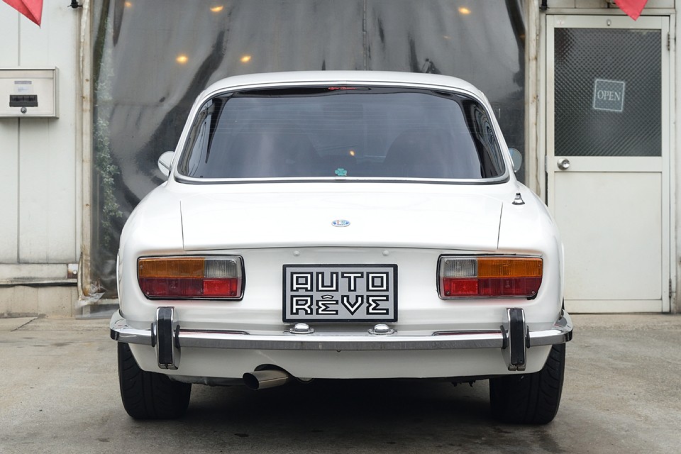 段付きジュリアを始めとする、いわゆる「105系」はお尻が沈み込んだリアスタイルが特徴ですが、105系の最終進化モデルのGTVですから、もちろんリアはジュリアスタイル！