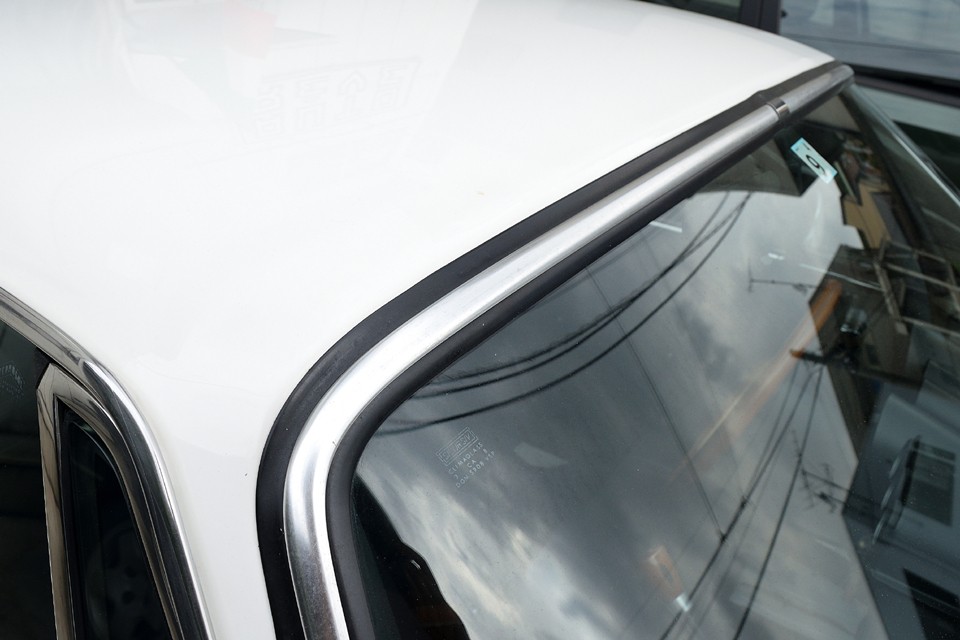 劣化しやすいウエザーストリップ、ウインドウモールともにヒビ割れ等も無く、劣化を感じない状態です。