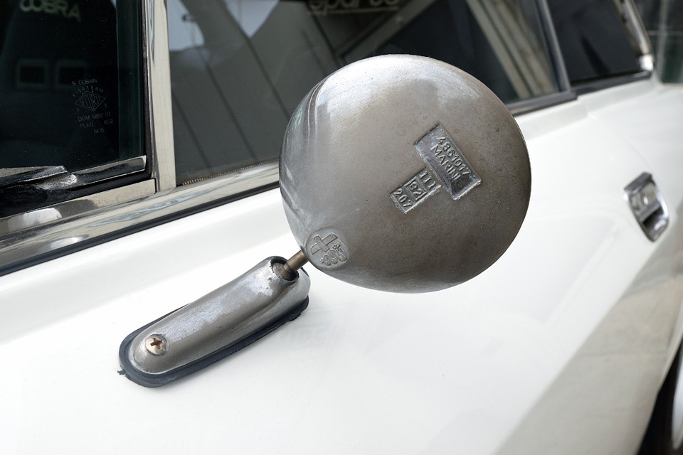 劣化度合いとアルファロゴがあるところからみて、新車時からのオリジナルドアミラーのようです。メッキはほとんど残っていませんが、リプロ品も多い中、貴重なものと言う事で。