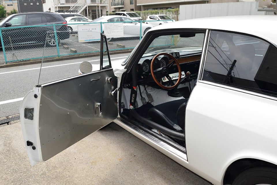 さぁ、外観同様スパルタンなインテリアのご紹介です。ドアの内張だけで「あっ、察し」。それではどうぞ。